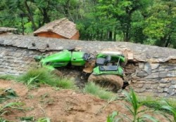 घर माथि ट्रयाक्टर खस्दा दुई बालिका घाइते