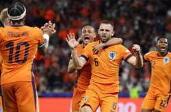 नेदरल्याण्ड र इङ्ग्ल्याण्ड युरो कप फुटबलको सेमिफाइनलमा