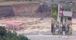 बाढीपहिरोले मुलुक रोइरहँदा प्रधानमन्त्री ओली अमेरिका बसेर भविष्यवाणी गर्दै 