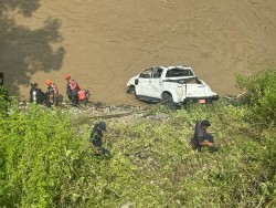 सुनकोसीमा खसेको गाडी भेटियो,  बेपत्ता तीनजनाको खोजी जारी