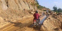 स्तरोन्नतिमा ढिला‍इ हुँदा काभ्रेका सडकको यात्रा जोखिमपूर्ण