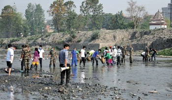 विजयादशमीका दिन पनि रोकिएन बागमती सफाइ 