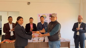 नेपाल युवा परिषदले दियो रोशी बाढीपीडित विद्यार्थीलाई शैक्षिक सामग्री