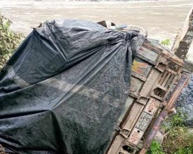 सिमलतालबाट त्रिशूली किनारमा खसेको ट्रकका चालक सम्पर्कविहीन 