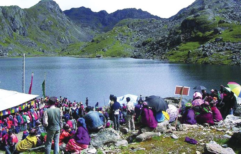 गोसाइँकुण्डमा भक्तजनको घुइँचो