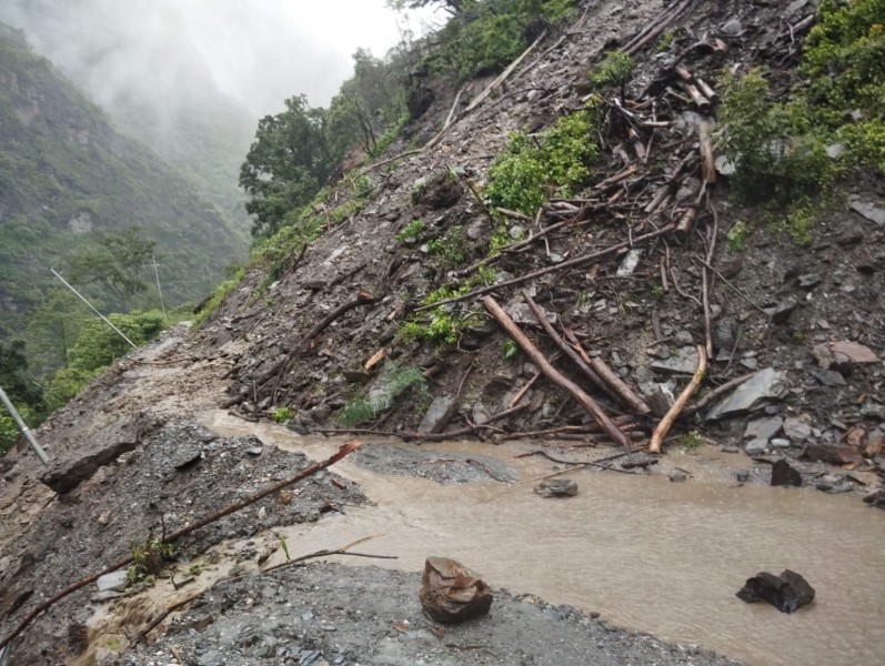 देशैभरी वर्षाको प्रभाव विभिन्न ठाउँमा यातायात अवरुद्ध, तराईमा डुबान