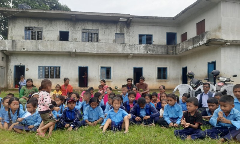 सहाराविहीन विद्यार्थी पढाइरहेका प्रअ भन्नुहुन्छ, ‘आर्थिक अभावले बोर्ड पनि फेर्न सकिएन’