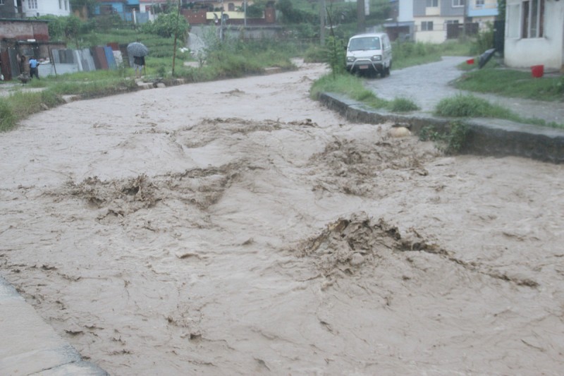 बिहीबारको वर्षाले कीर्तिपुरमा बाढी,  ढल मिलाउन गएका सर्दयको मृत्यु 