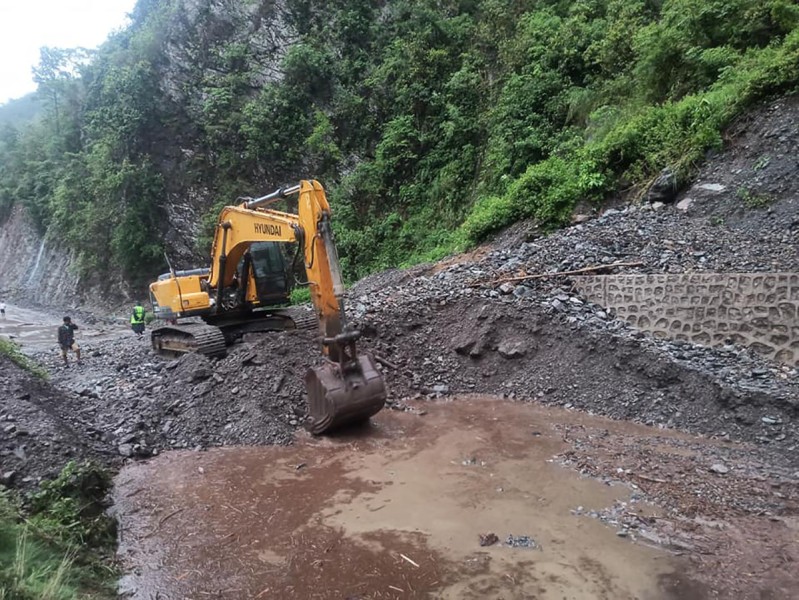 पहिरो पन्छाएपछि पृथ्वी राजमार्ग पुनःसञ्चालनमा