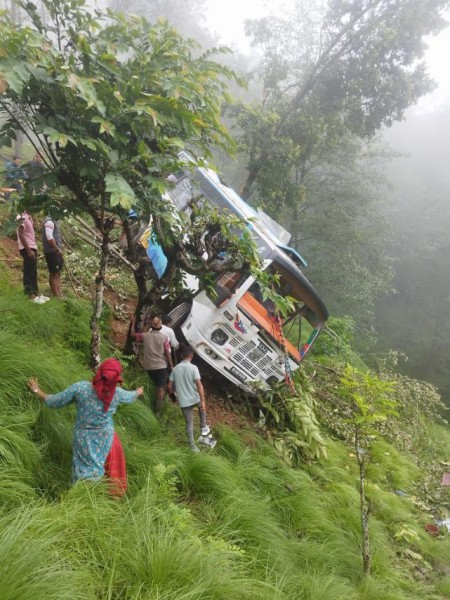 रामेछापमा बस दुर्घटना , आठ घाइते, तीन जनाको अवस्था गम्भीर