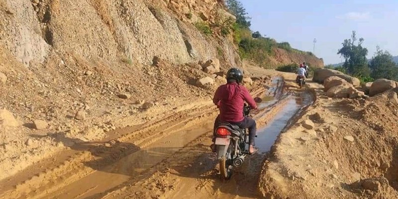 स्तरोन्नतिमा ढिला‍इ हुँदा काभ्रेका सडकको यात्रा जोखिमपूर्ण