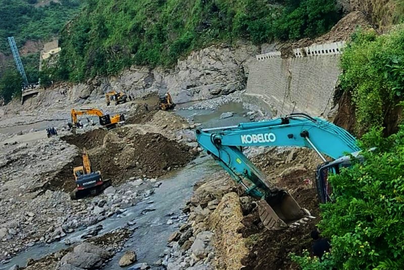 रोशीखोलामा पानी डाइभर्ट गरेर बाटो खुलाइयो, दशैंका यात्रुलाई दुःख नहुने 