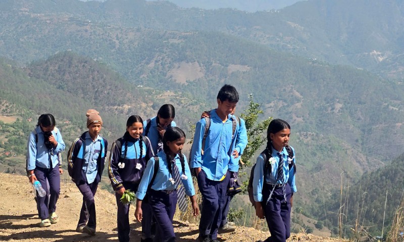 प्युठानमा दुई घण्टा पैदल हिँडेर विद्यालय