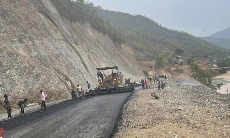 डुम्रेबेँसीशहर दुई लेन सडकमा आठ किलोमिटर कालोपत्र सम्पन्न