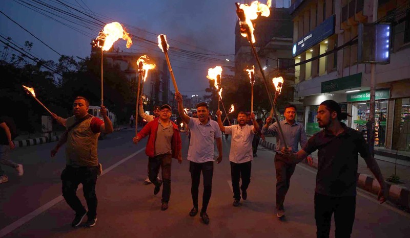 गृहमन्त्री लामिछानेको राजीनामा माग्दै तरुण दलले निकाल्यो मसाल जुलुस 