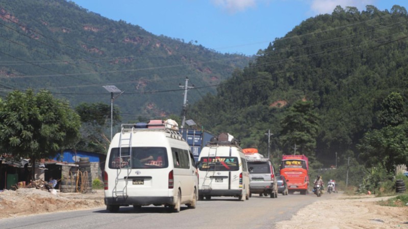 झ्याप्ले खोला पहिरोले रोकिएका  १७ सय गाडी काठमाडौं भित्रिए